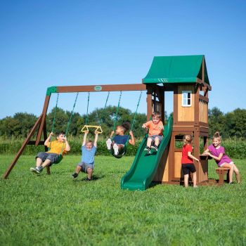 Holzspielplatz mit Schaukeln und Rutsche Lakewoodde Backyard
