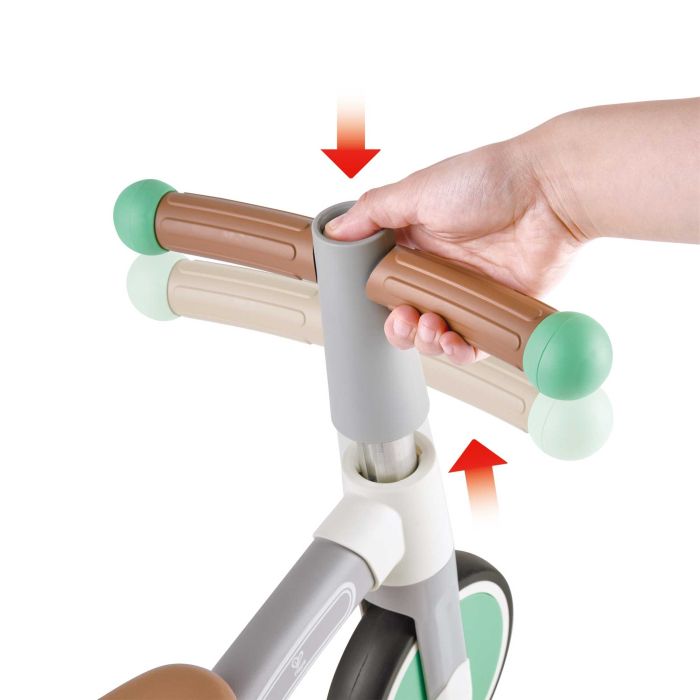 Draisienne 3 roues pour bebe des 18 mois Petit velo sans pedales vert Hape